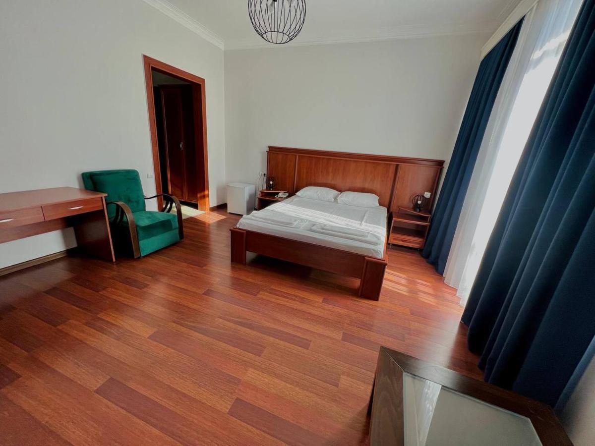 Aristocrat Hotel Tbilisi ภายนอก รูปภาพ